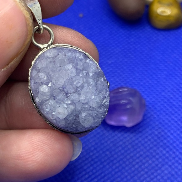 Small Lavender Quartz Crystal Druzy Pendant! .925 Sterling Silver Plated. - Picture 10 of 11